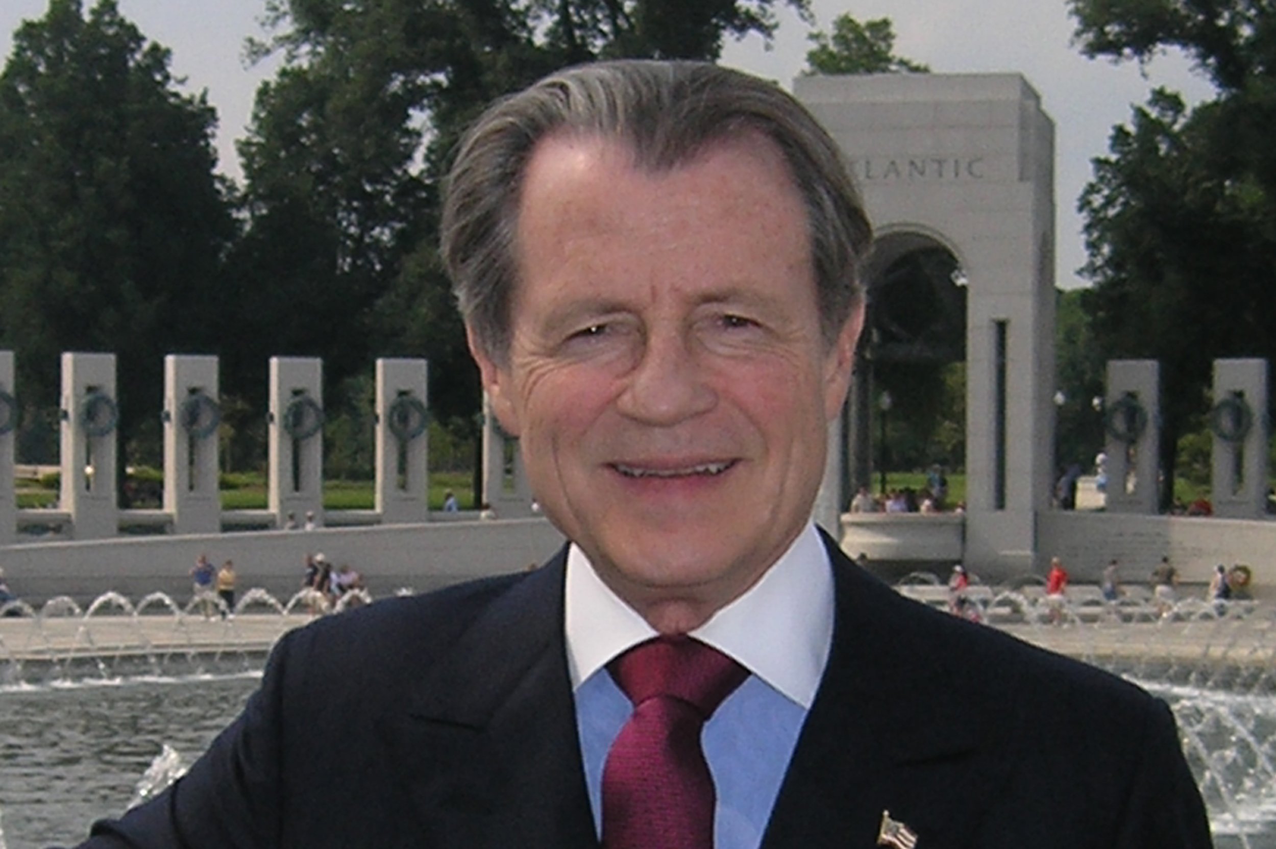 Leo A. Daly in front of the WWII memorial in Washington DC, a LEO A DALY project.